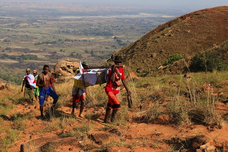 Přenos mrtvých pro rituál famadihana - centrální Madagaskar